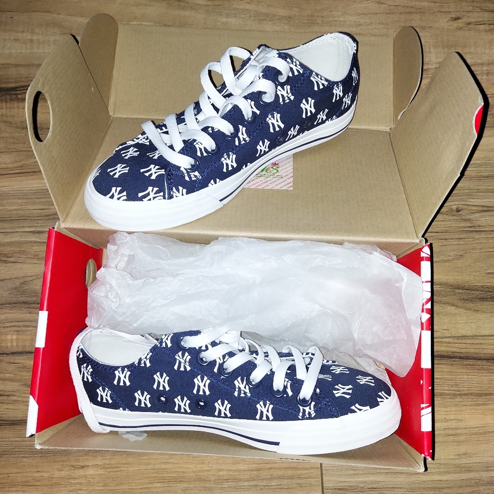 Yankees tennis shoes